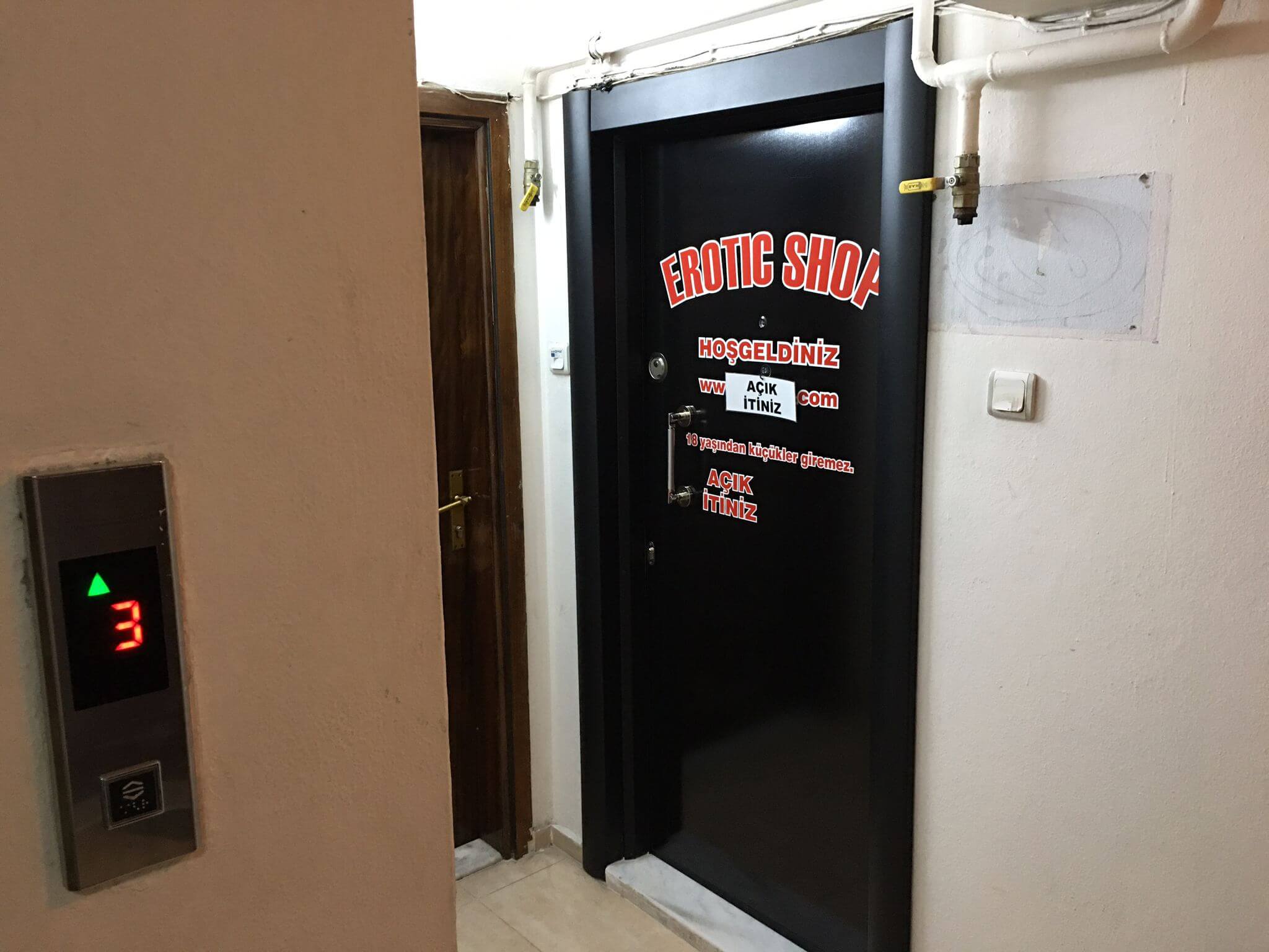 Karşıyaka sex shop mağazamızın giriş kapısı